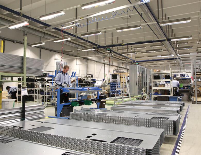 Scanfil employee assembling mechanics at Scanfil factory
